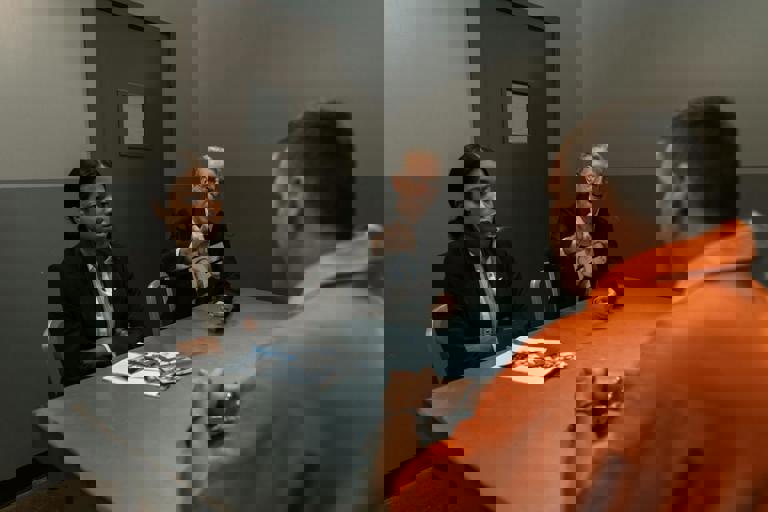 Red de falsificación de documentos desmantelada en operativo internacional coordinado por Interpol